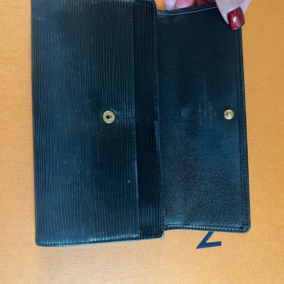 Authentic LV epic leather Sarah wallet - Picture 4 of 15